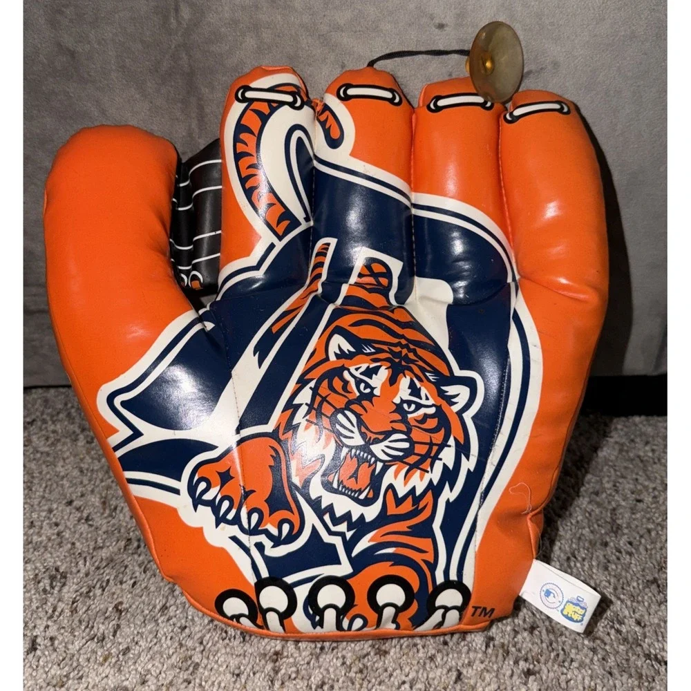 Vintage 2003‎ Detroit Tigers soft Baseball Glove & Pennant plush wall decor